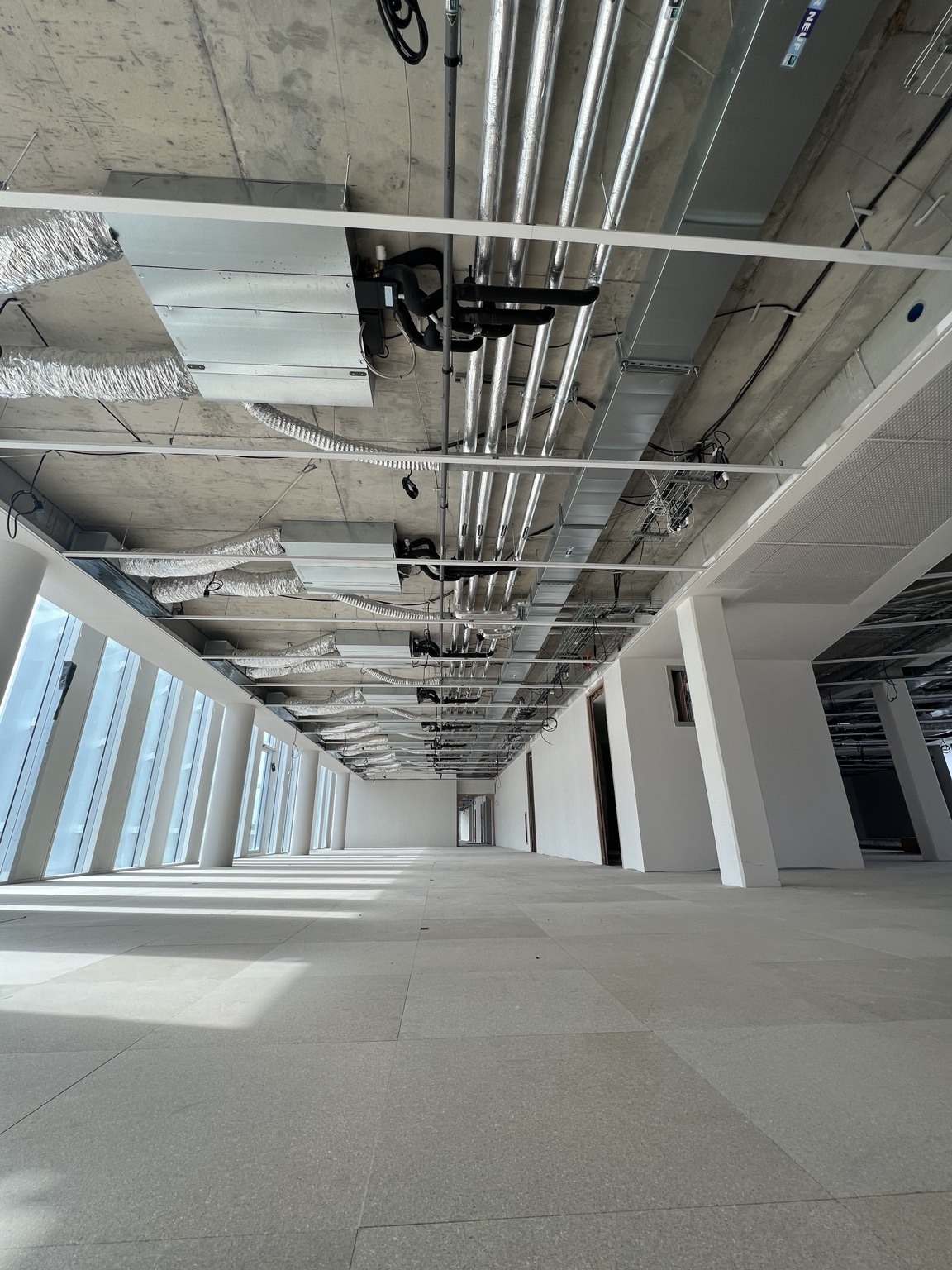 Réseaux techniques coordonnés au plafond d'un plateau de bureaux